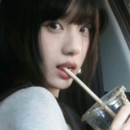 美 女