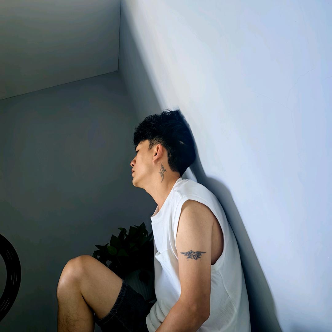 一个卖烧烤的老男孩。