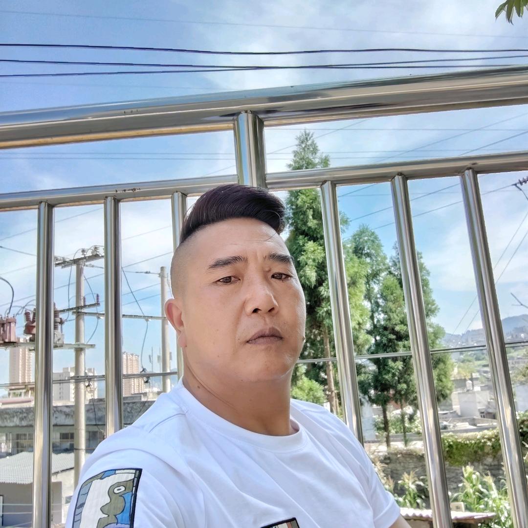 人生短暂外表笑给别人看