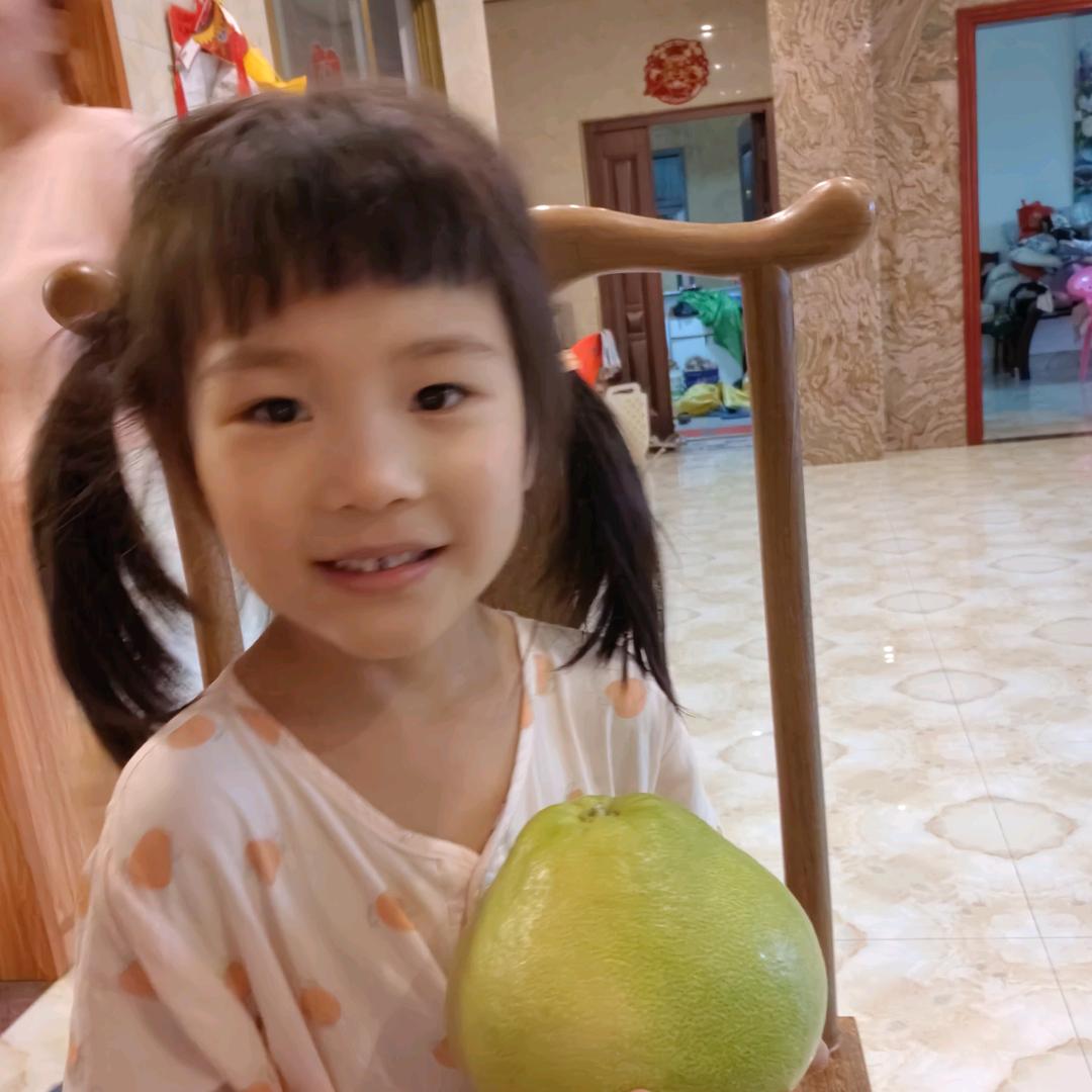 闺女爱吃柚子