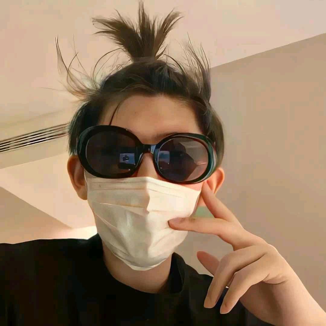 骑着老奶闯红灯