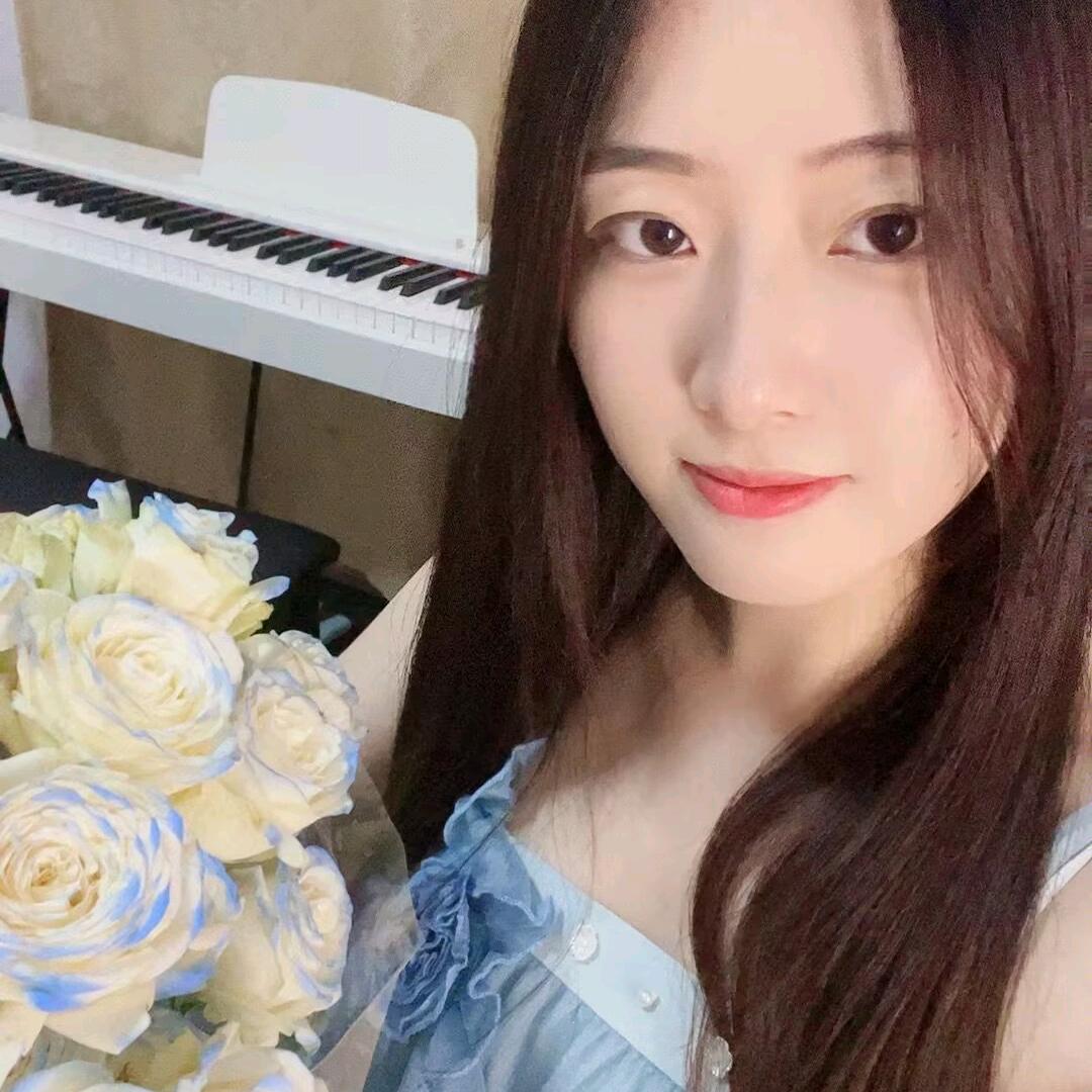 李妍笑