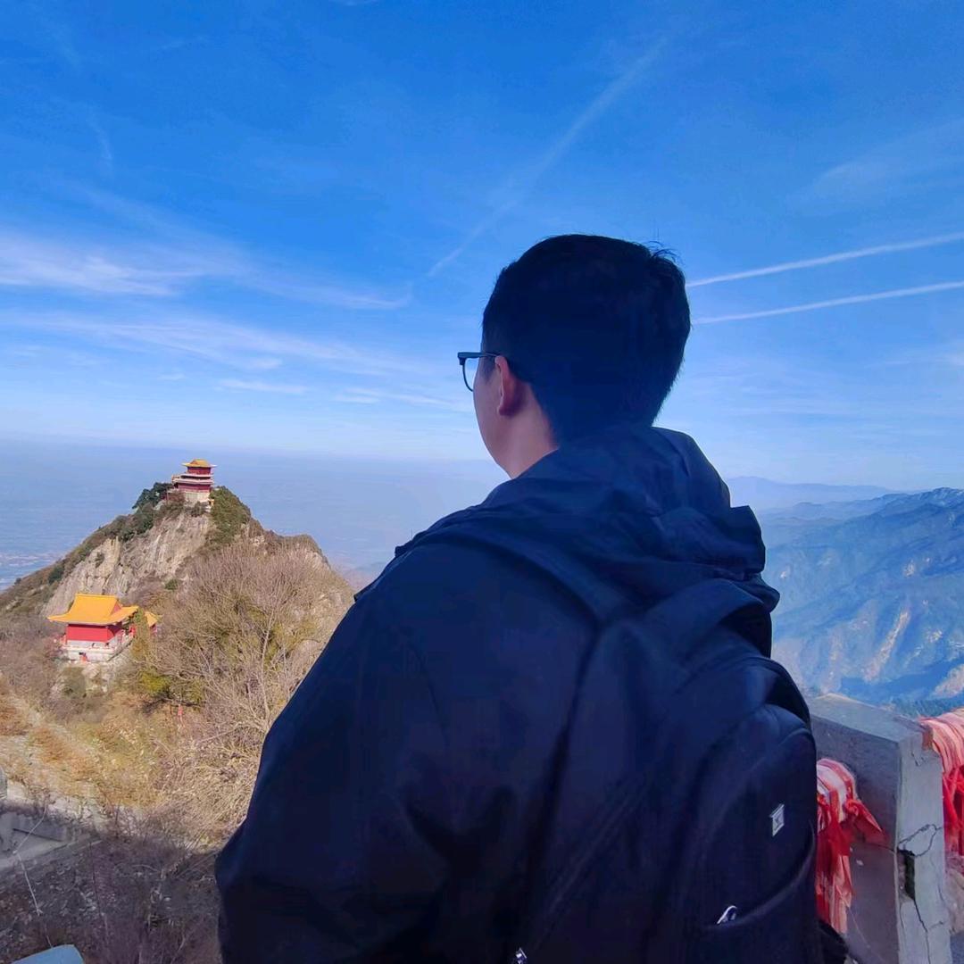 岳璋.