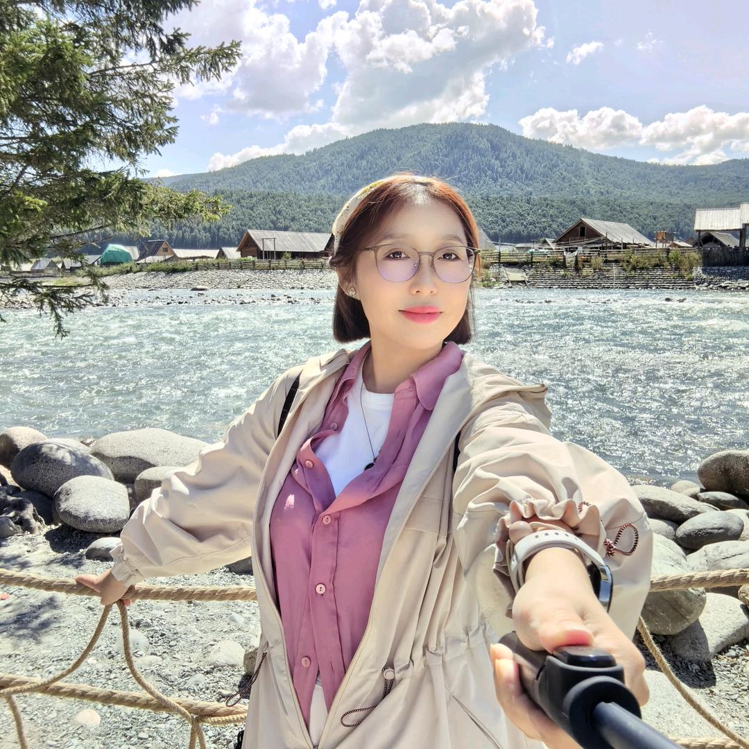 天空中飘着一朵🌈☁芸朵朵