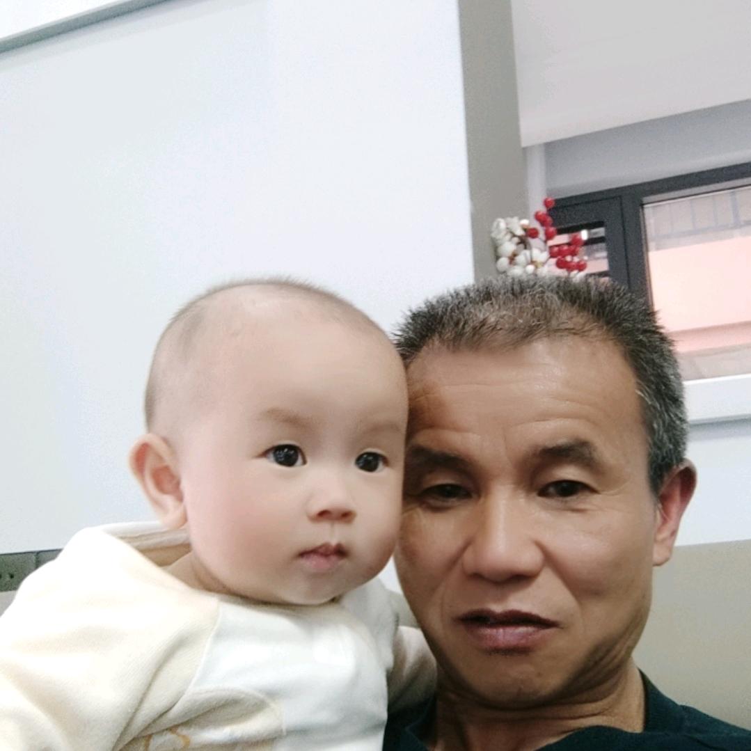 夕阳下孤独的背影