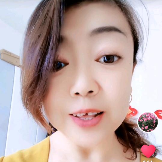 秋夜里最后的红枫