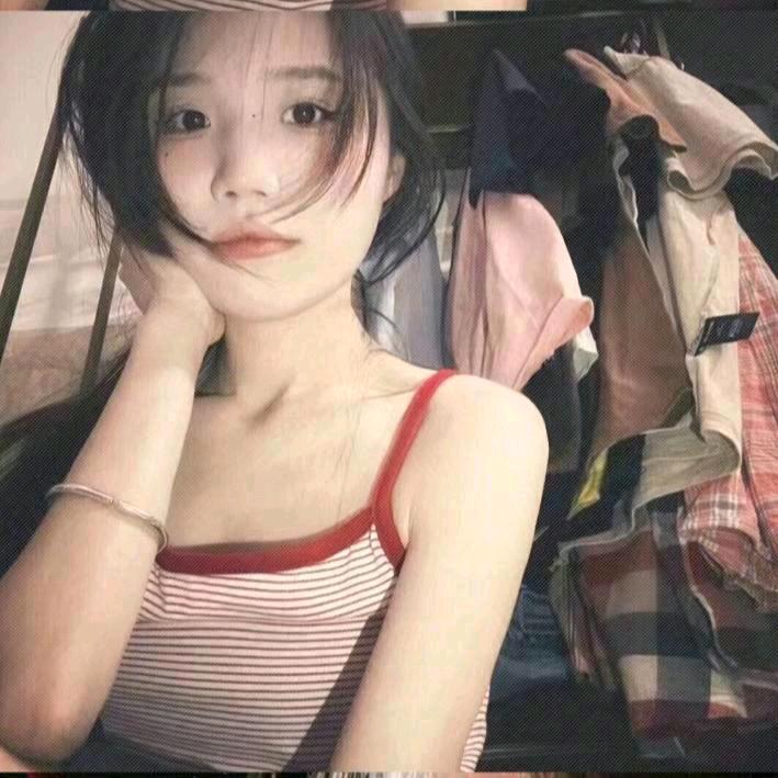 小何º