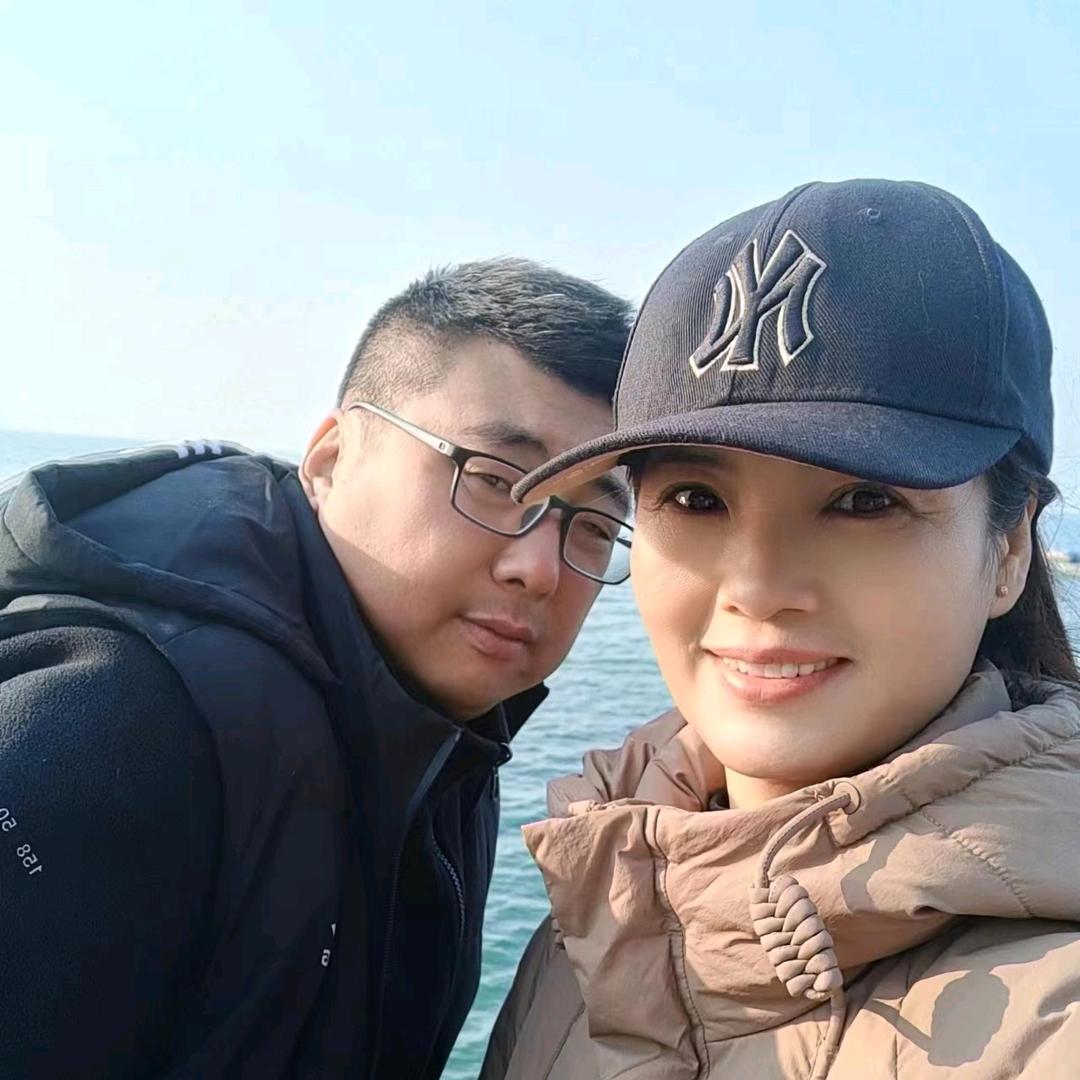 深蓝色的海