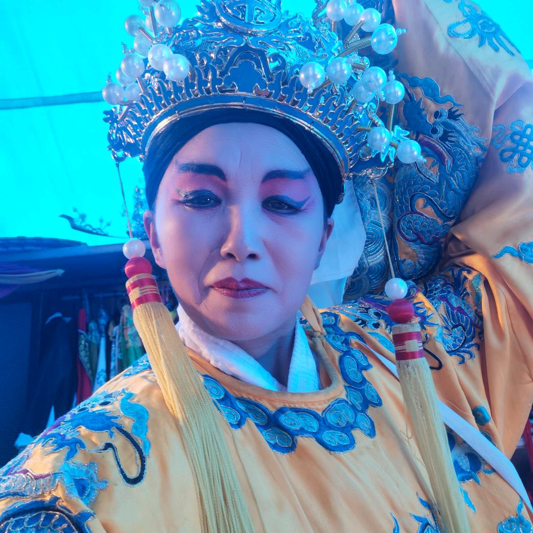 大姐爱唱戏