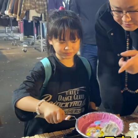 11岁小女孩爆爆米花