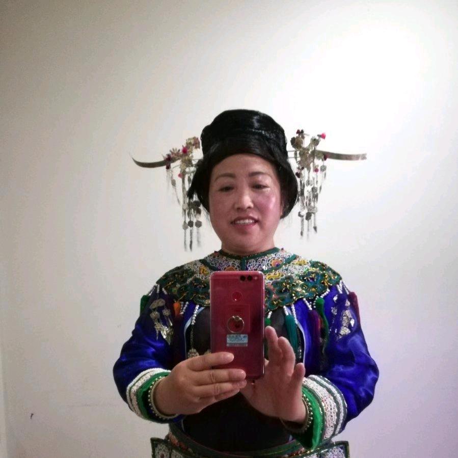 欧姐（专业绣侗族传统刺绣）