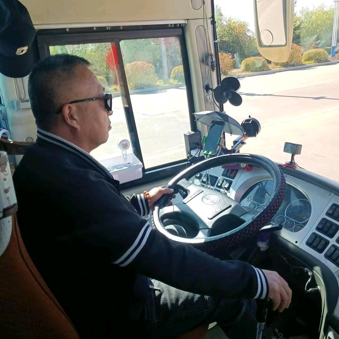友哥🇨🇳开大巴车游中国