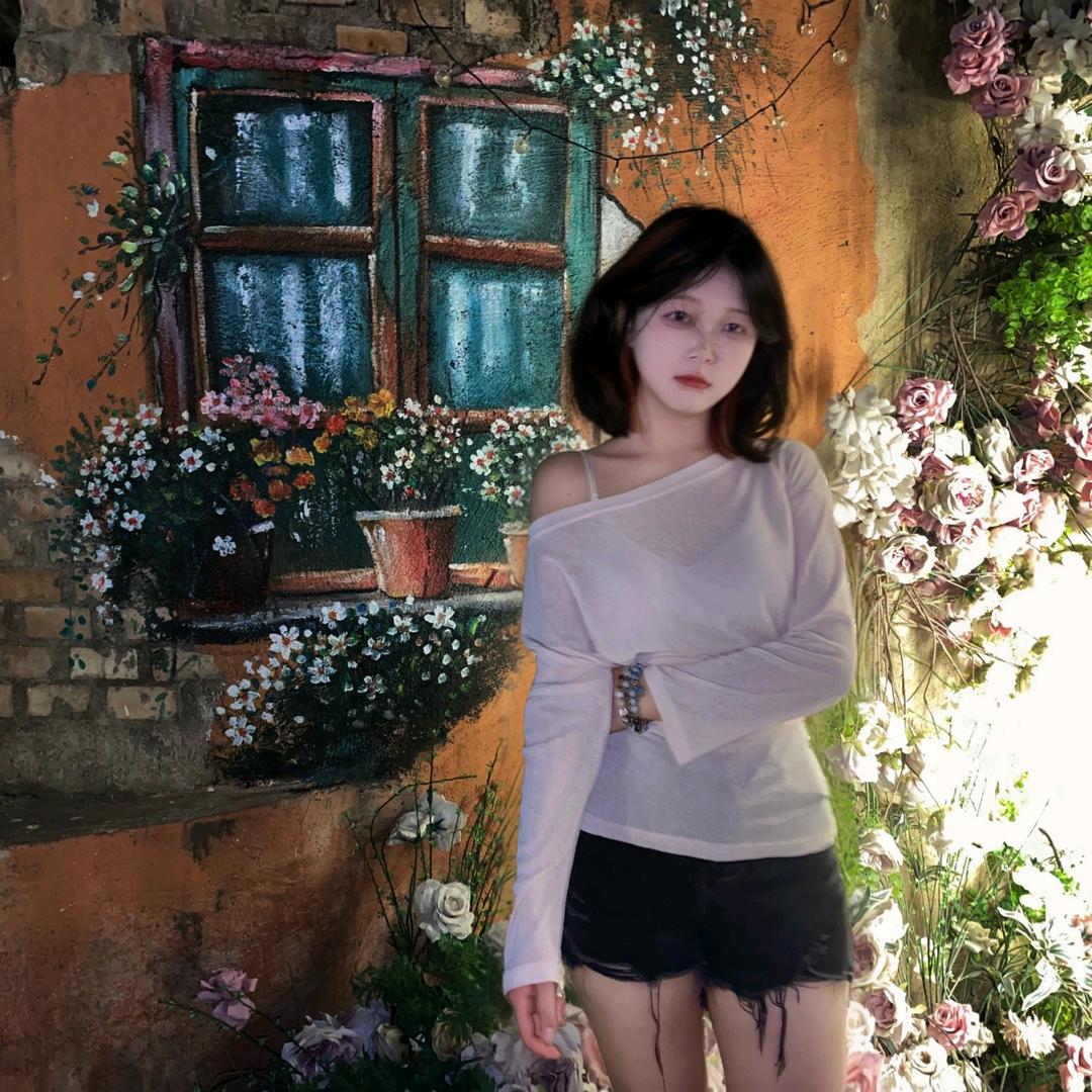 爱飞飞机的小悔