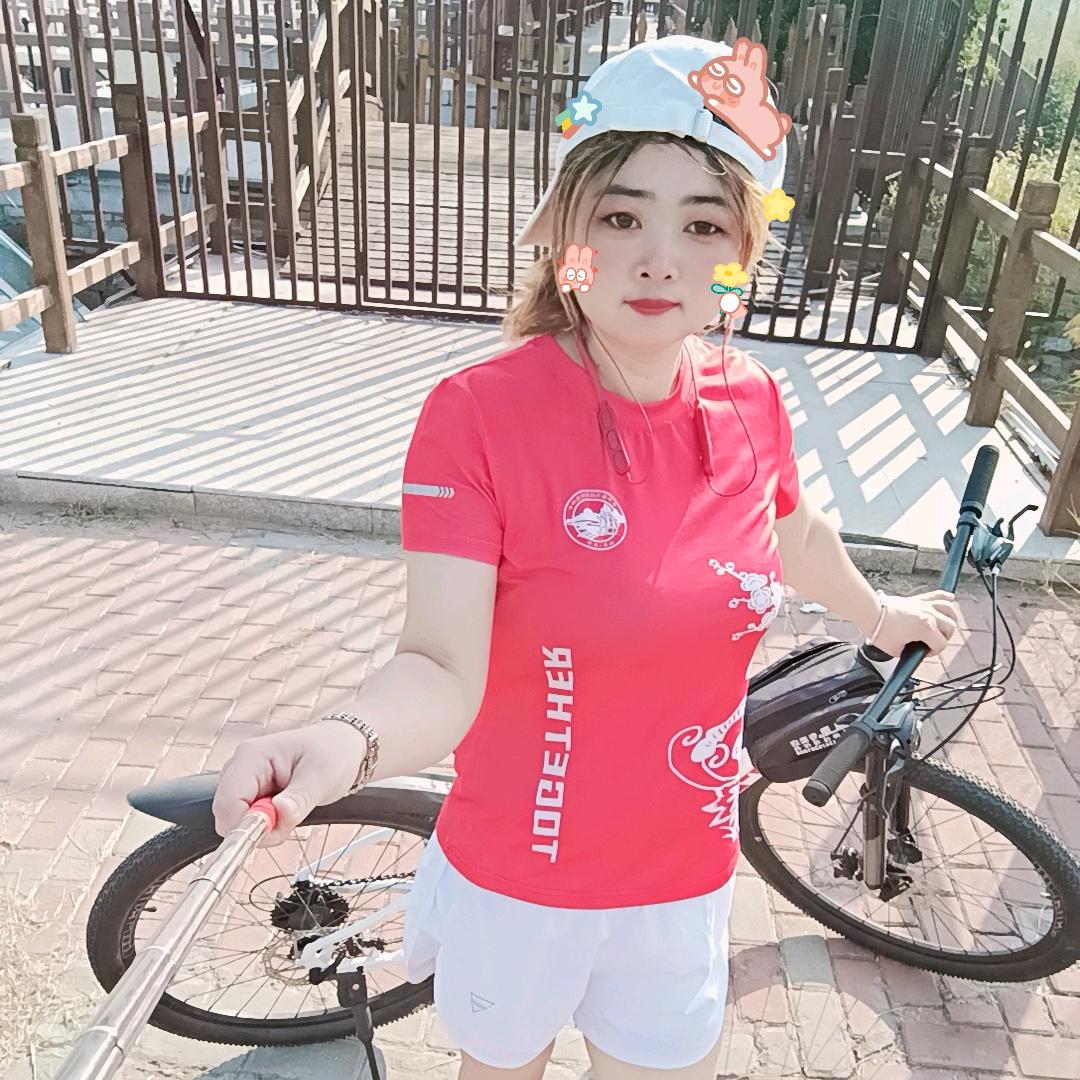 奔跑在路上的大婶子