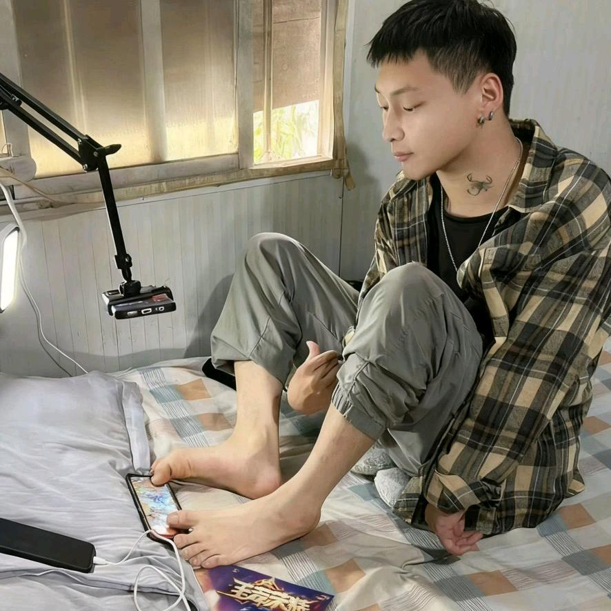 旭旭脚趾