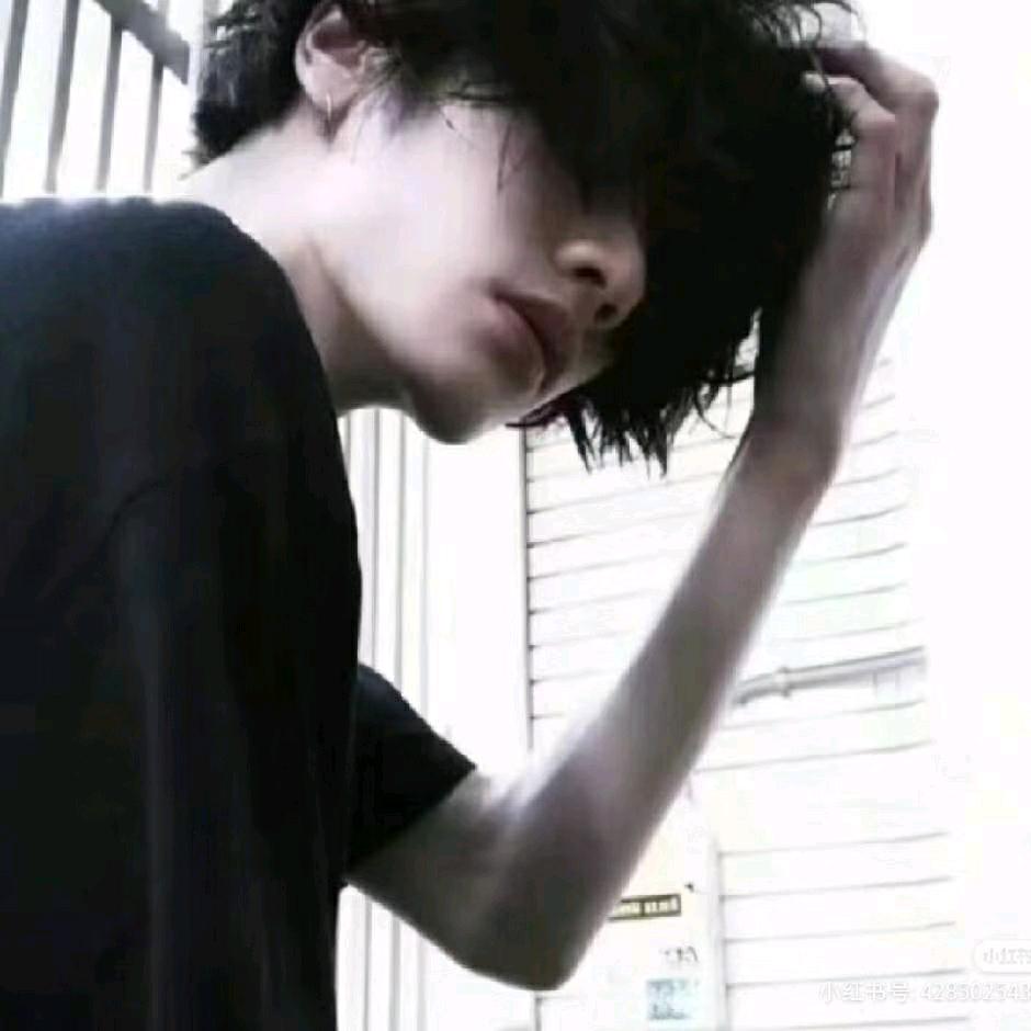 卐
