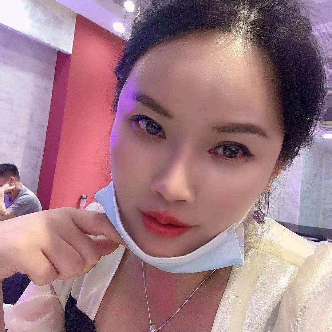 淡然一笑
