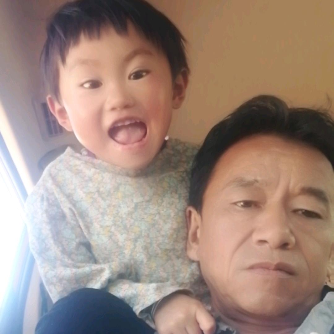 宽容男