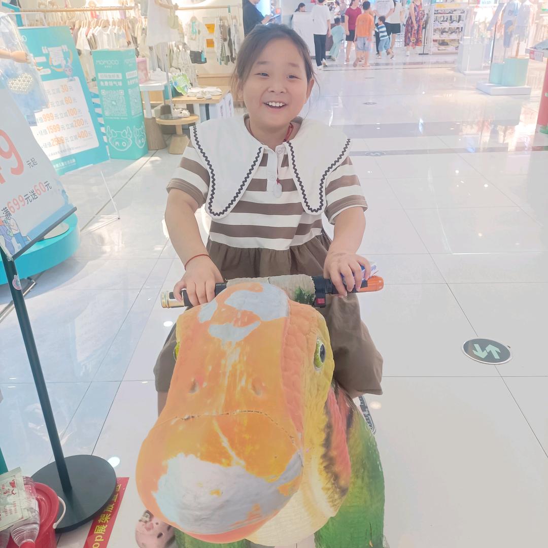 骑单车的小女孩