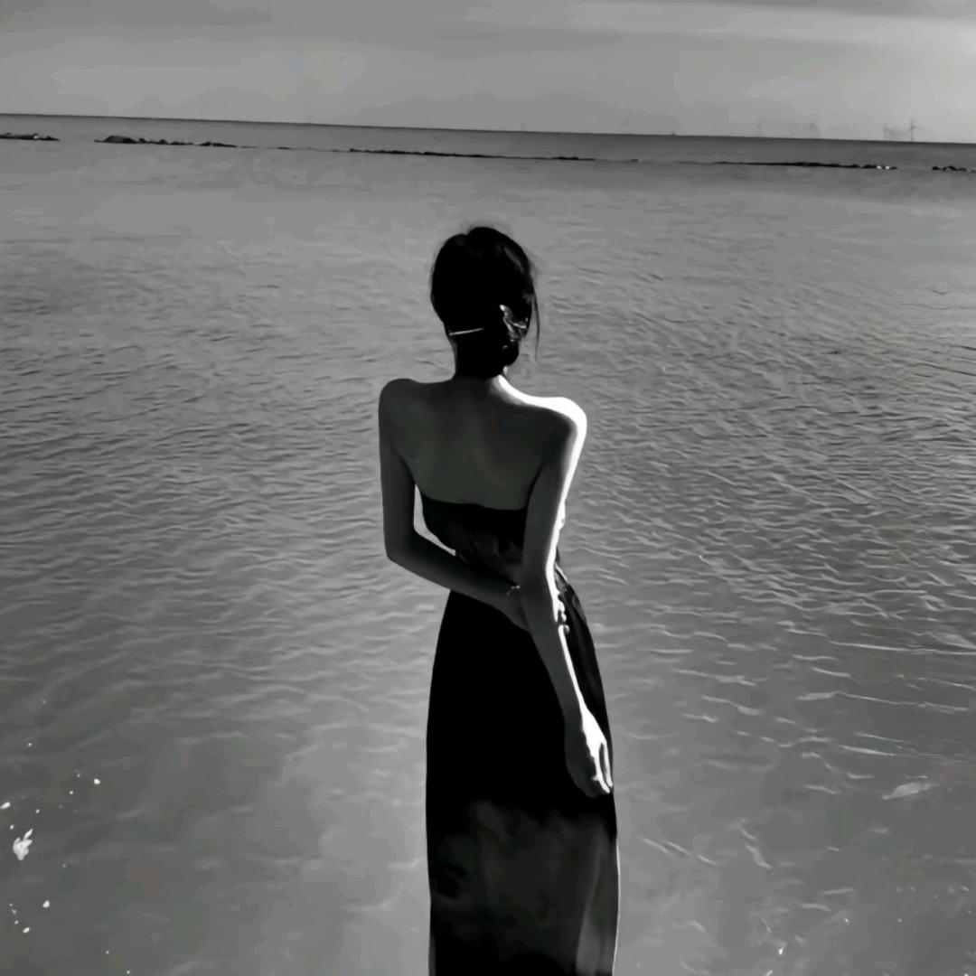 一女的