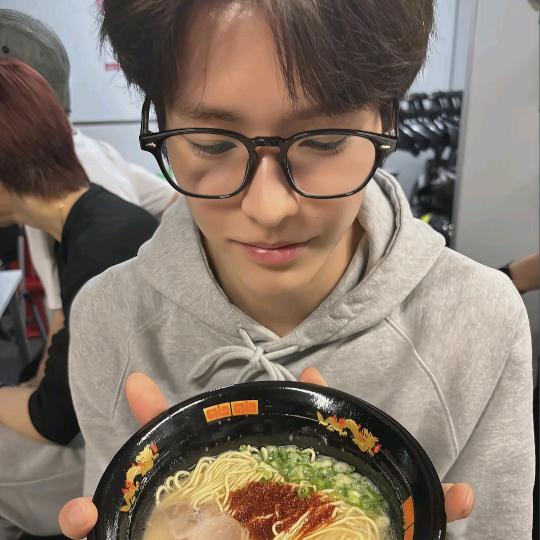 三只脚^