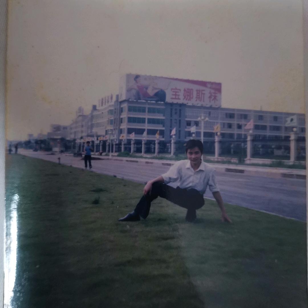 搬砖头的农民工