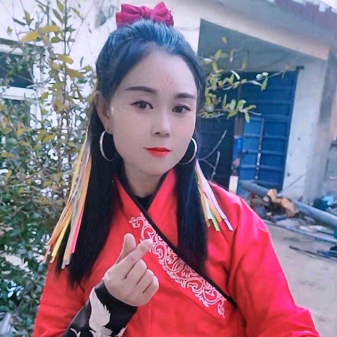 张八寨鼓舞队-队长娜妮