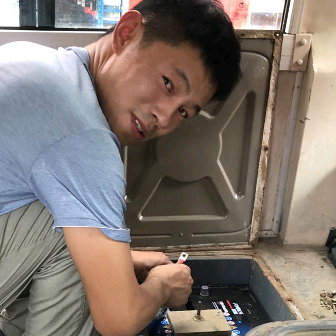 @咸宁温泉汽车电瓶商行