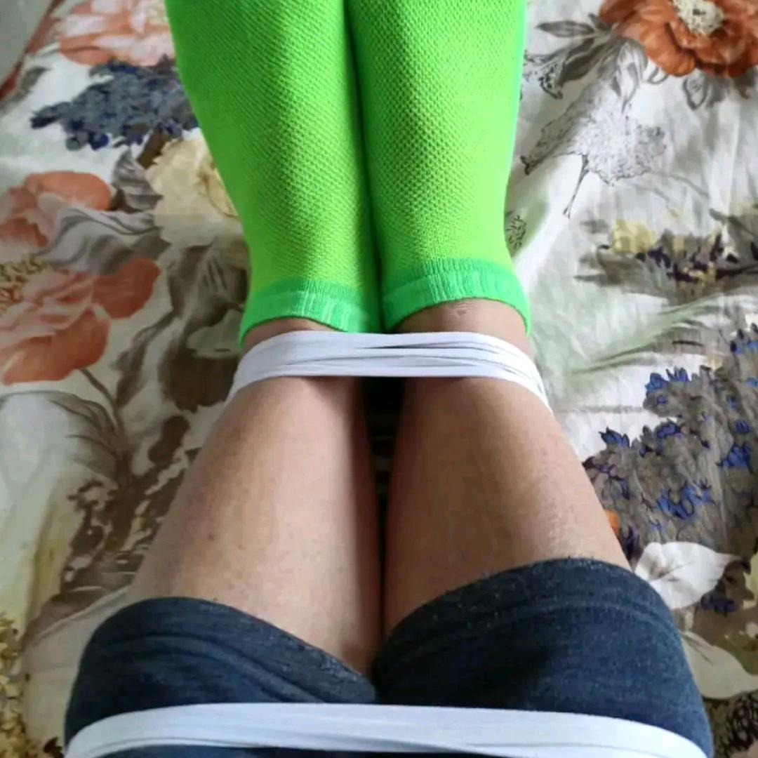 两手两脚绑起来
