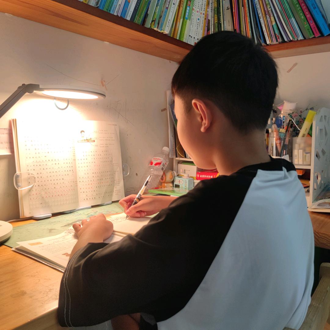 小泽同学爱上写作业