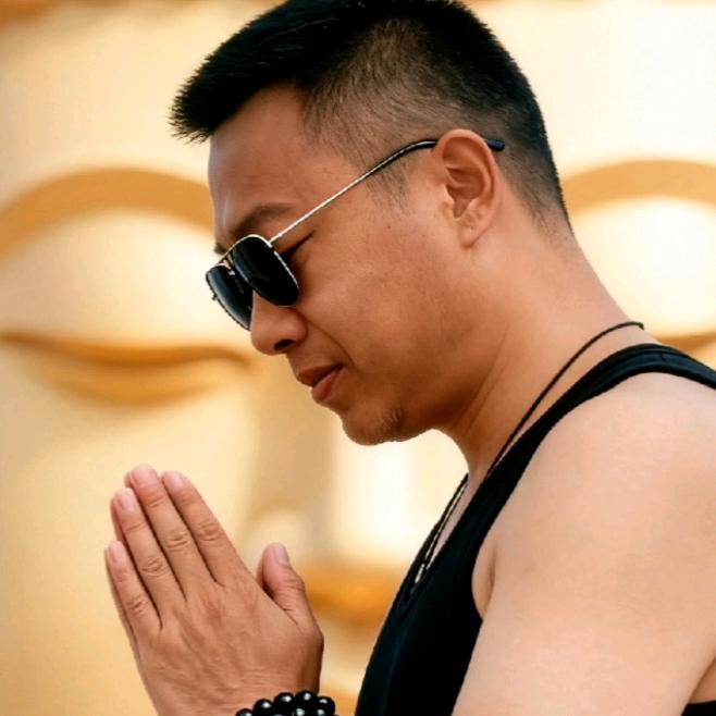 大鹏展翅阿明哥