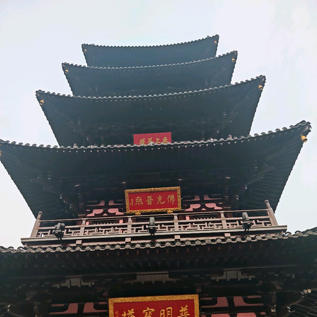 姑苏城外寒山寺，夜半钟声到客船。