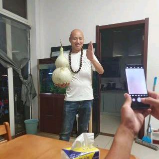 猛踹瞎子的腿