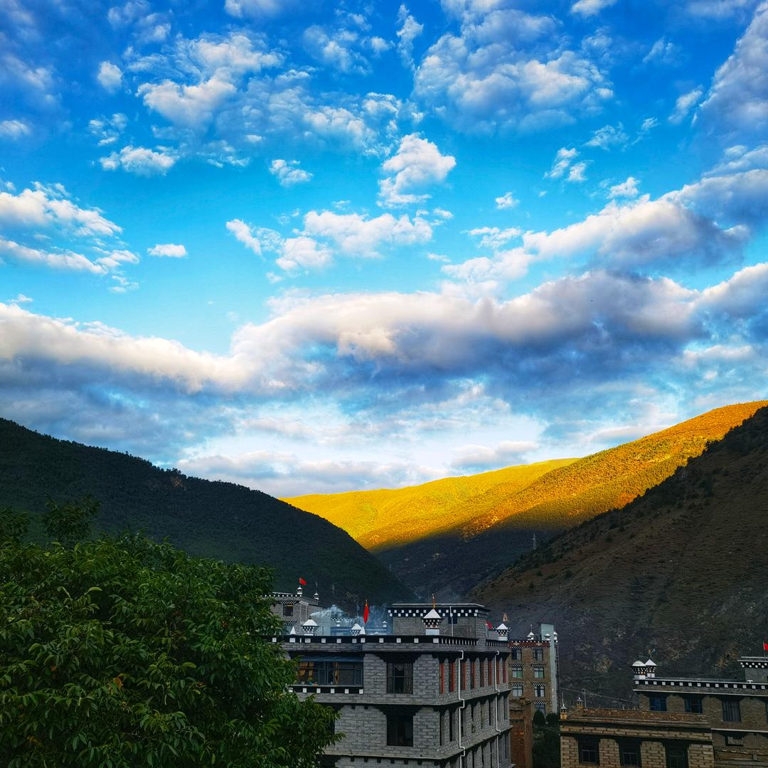 曰照金山
