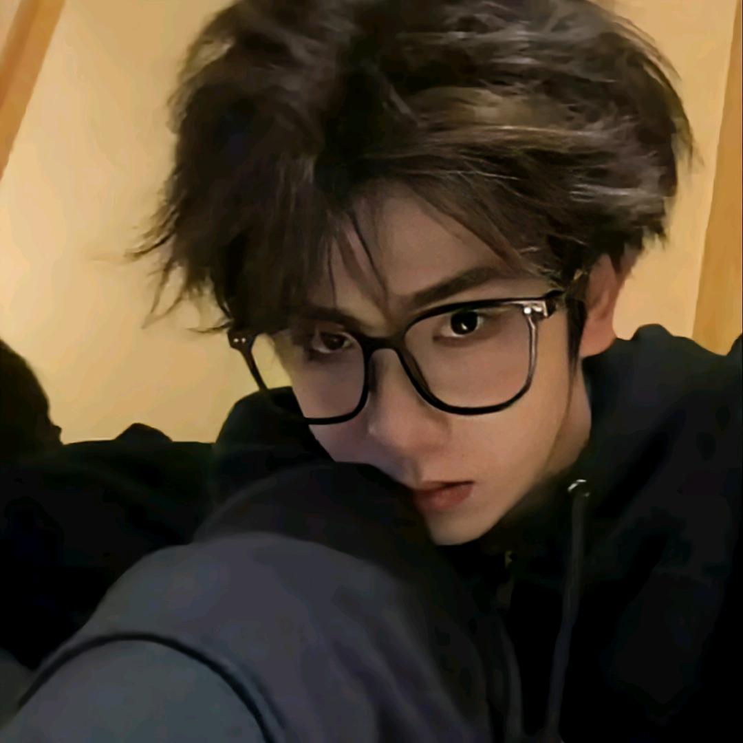 斜方肌大穿背心把它挡住不就行了吗