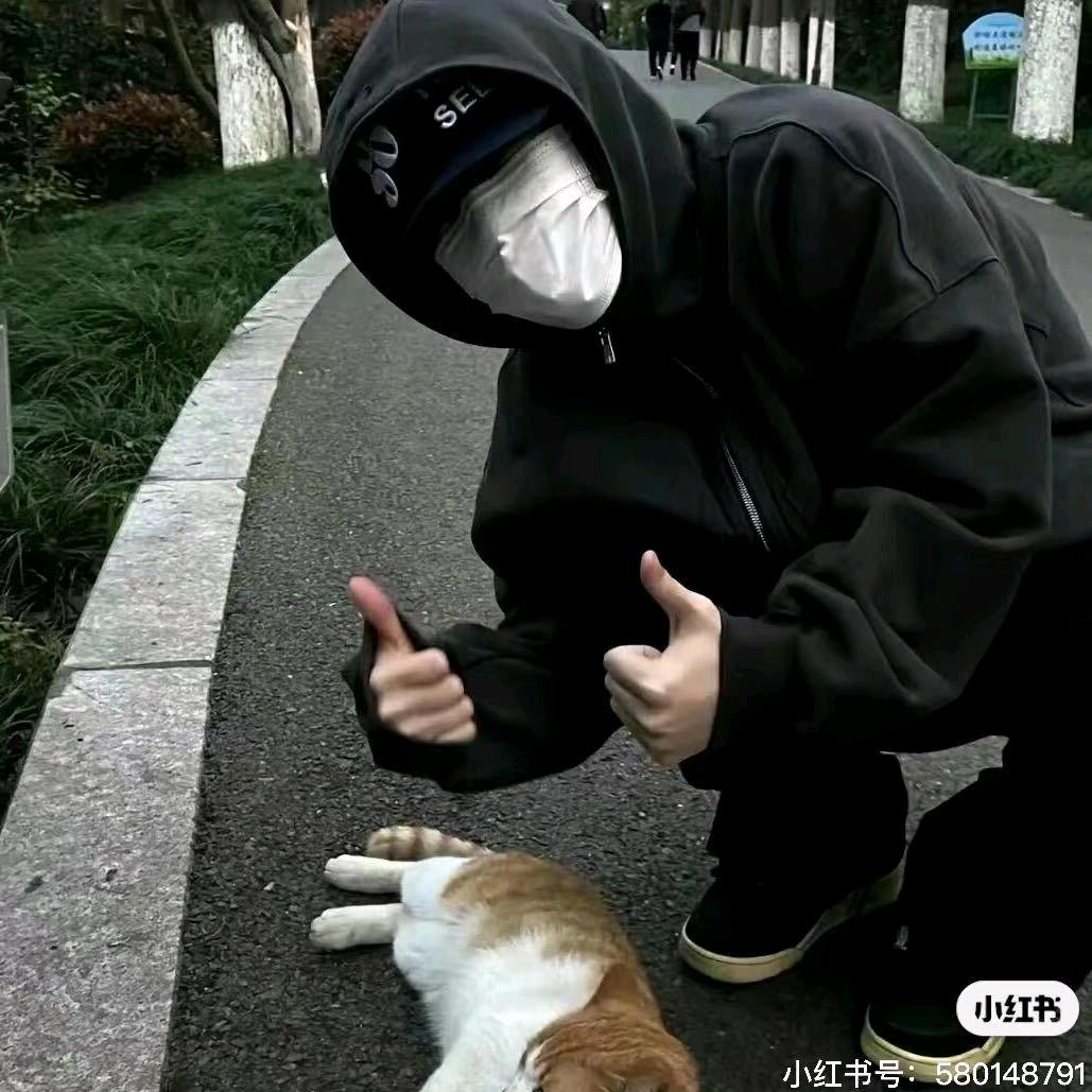 池塘边喂鱼的