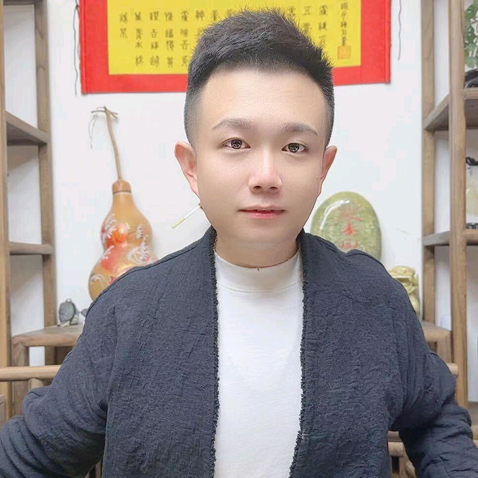 看剧本的张哥