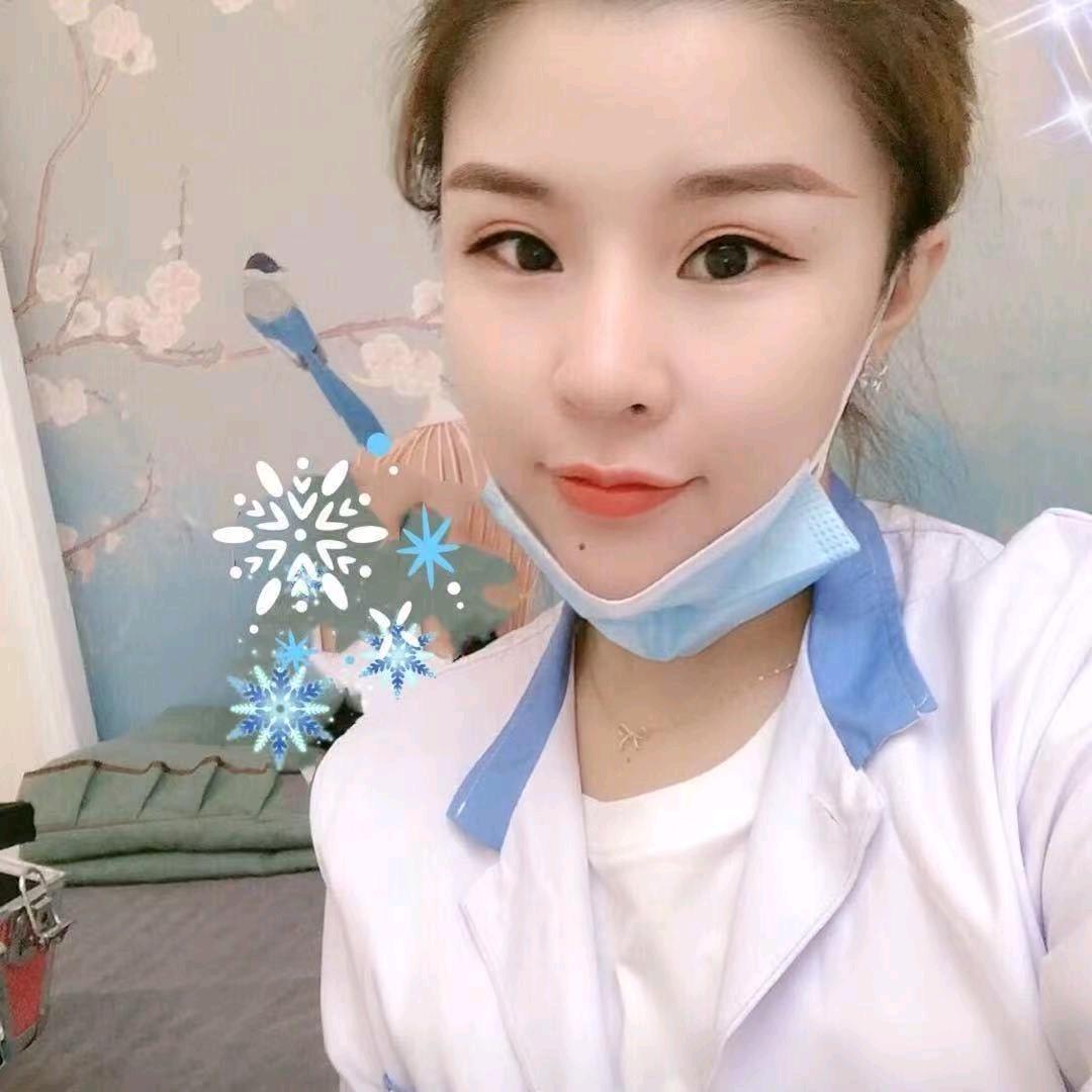 在奈曼做眉毛的丽娜·恋姿魅