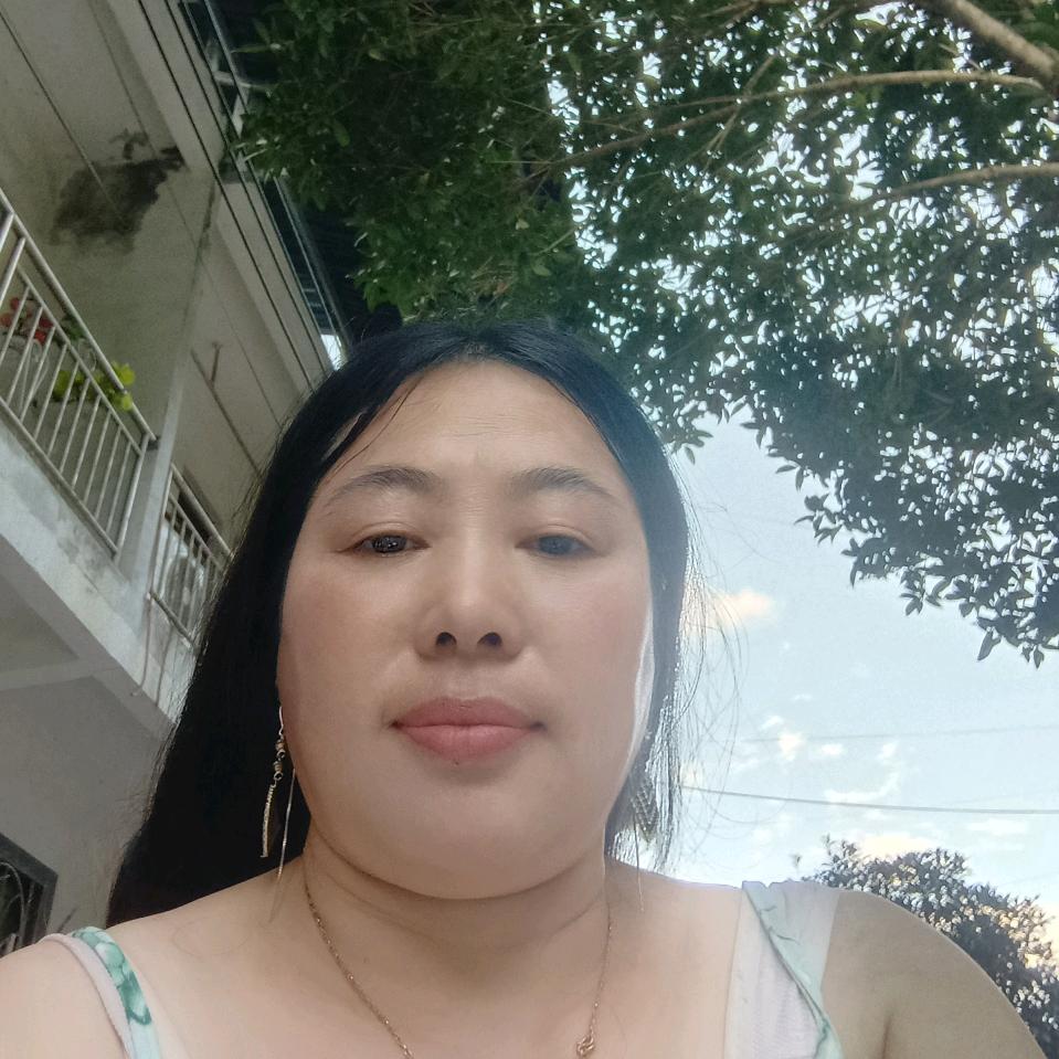雪花美，新人直播，每天十二点半左右开播，