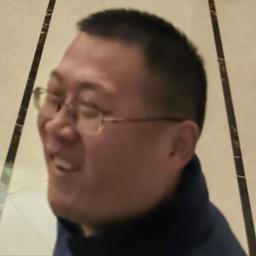 认真修电脑的邵师傅