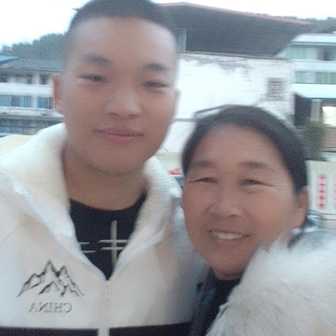 李华琼