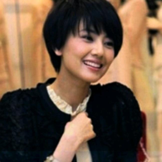 短发美女