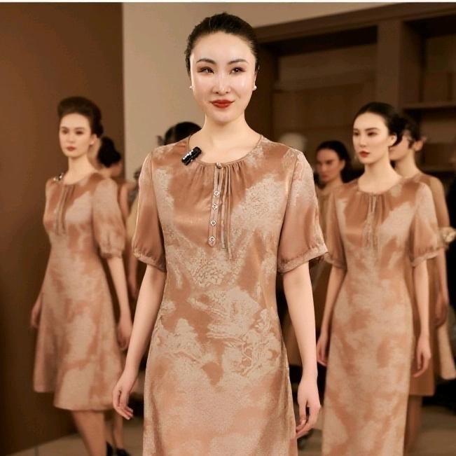 董夫人妈妈装