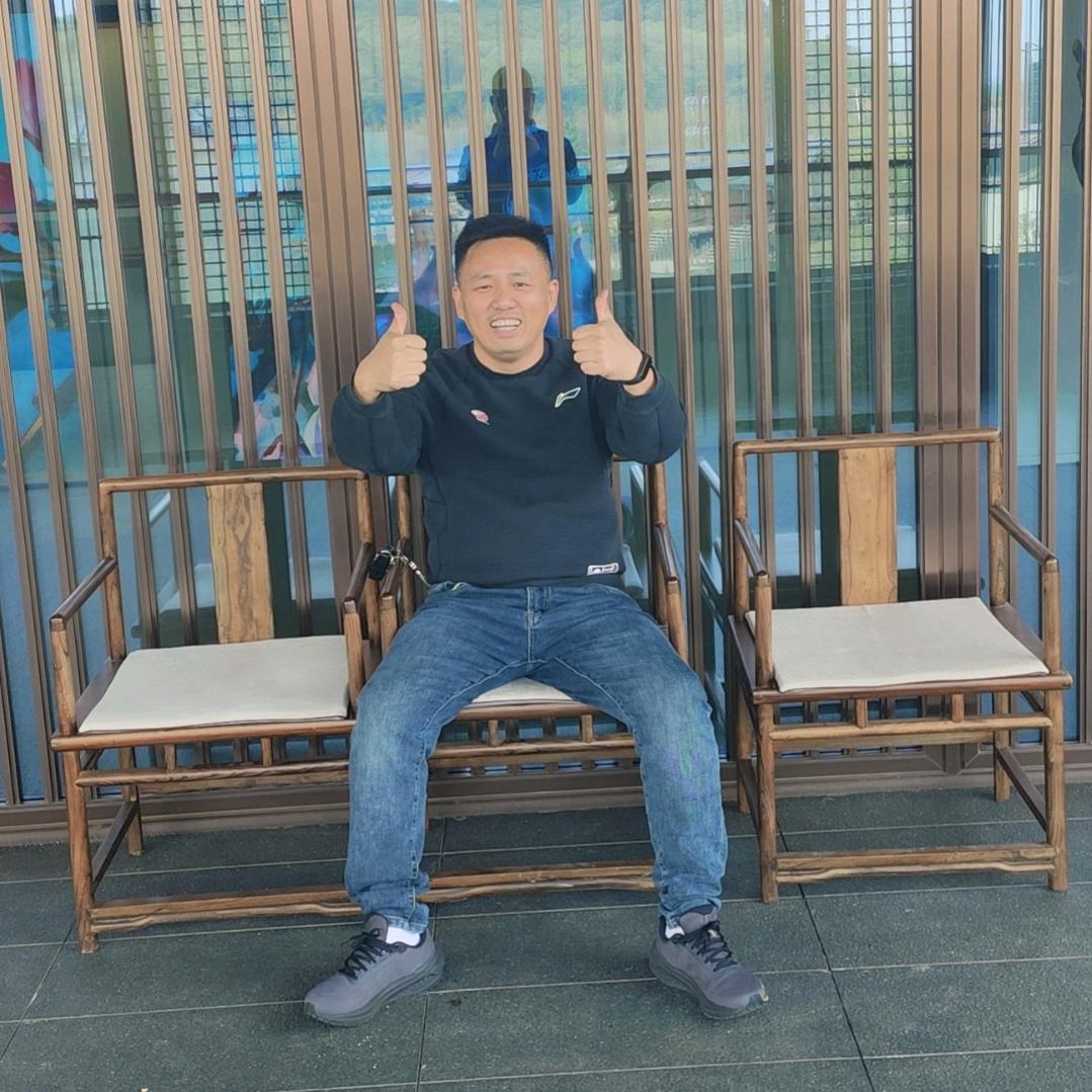 睁一只眼闭一只眼