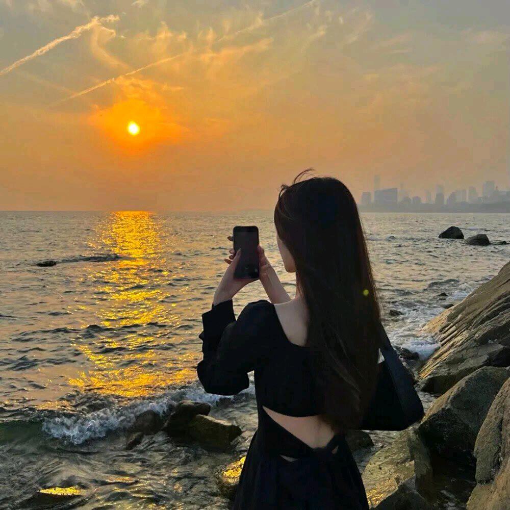 落日余晖下的影子🌹🥀