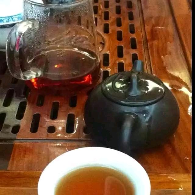 刺猬也倔强很倔强的在拔刺猬的刺