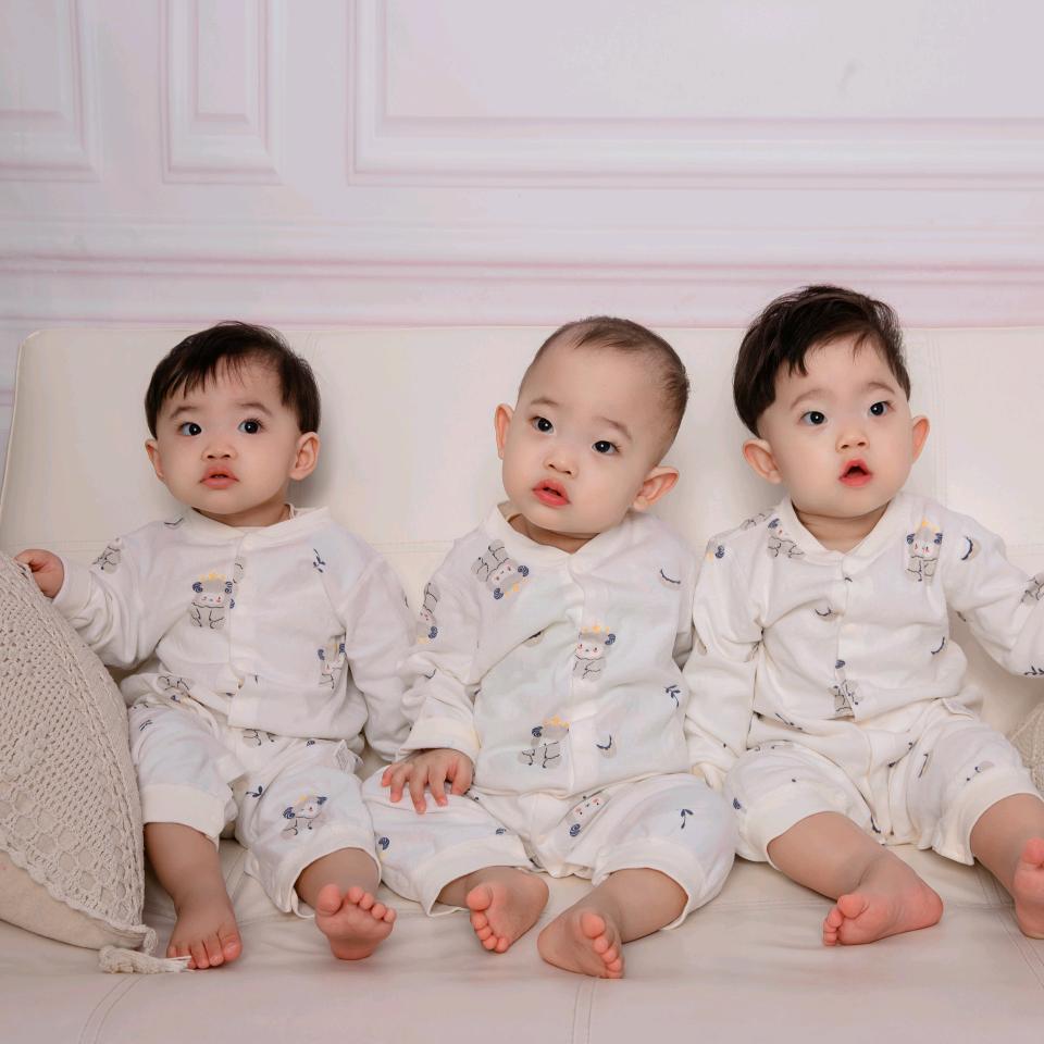 临沂三胞胎一家
