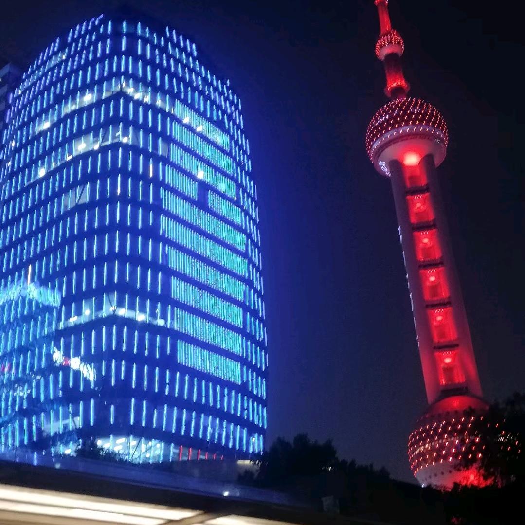 捂住伤口说不痛，不然呢……
