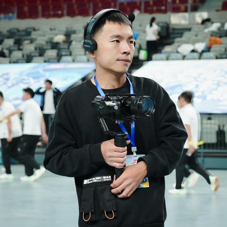 爱听歌的斜杠青年