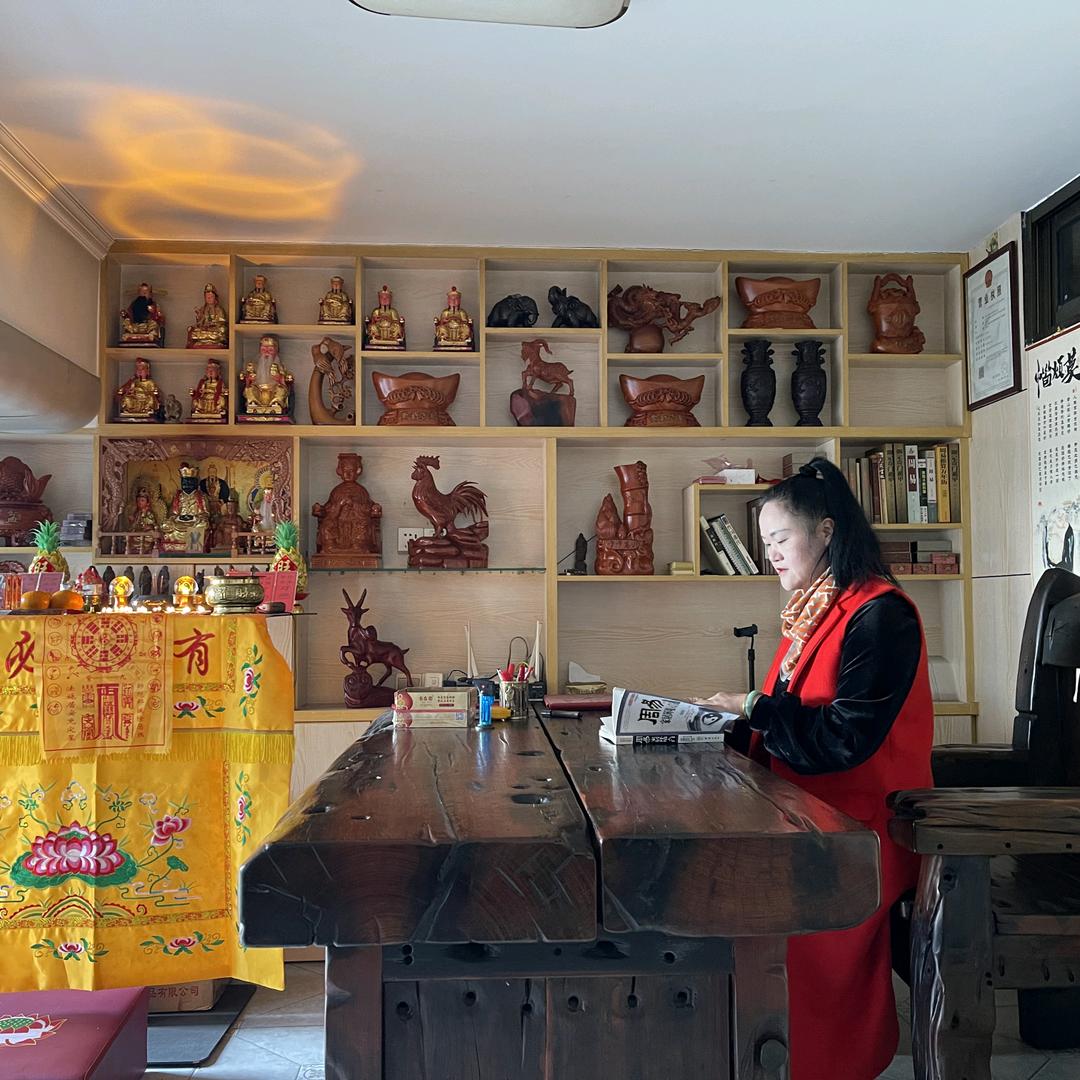 算卦女士占卜（蒜命）阿珍老师